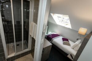 Vue d'ensemble La chambre mansardée climatisée - Hôtel de Champagne Angers
