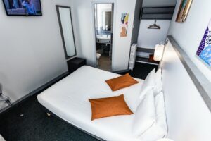 Chambre Standard Double climatisée vue depuis tête de li - Hôtel de Champagne Angers
