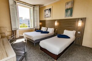 Chambre Supérieure climatisée triple lumineuse - Hôtel de Champagne Angers